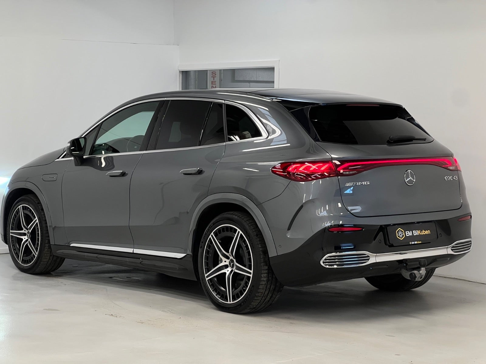 Rød Mercedes EQE43 SUV fra 2024