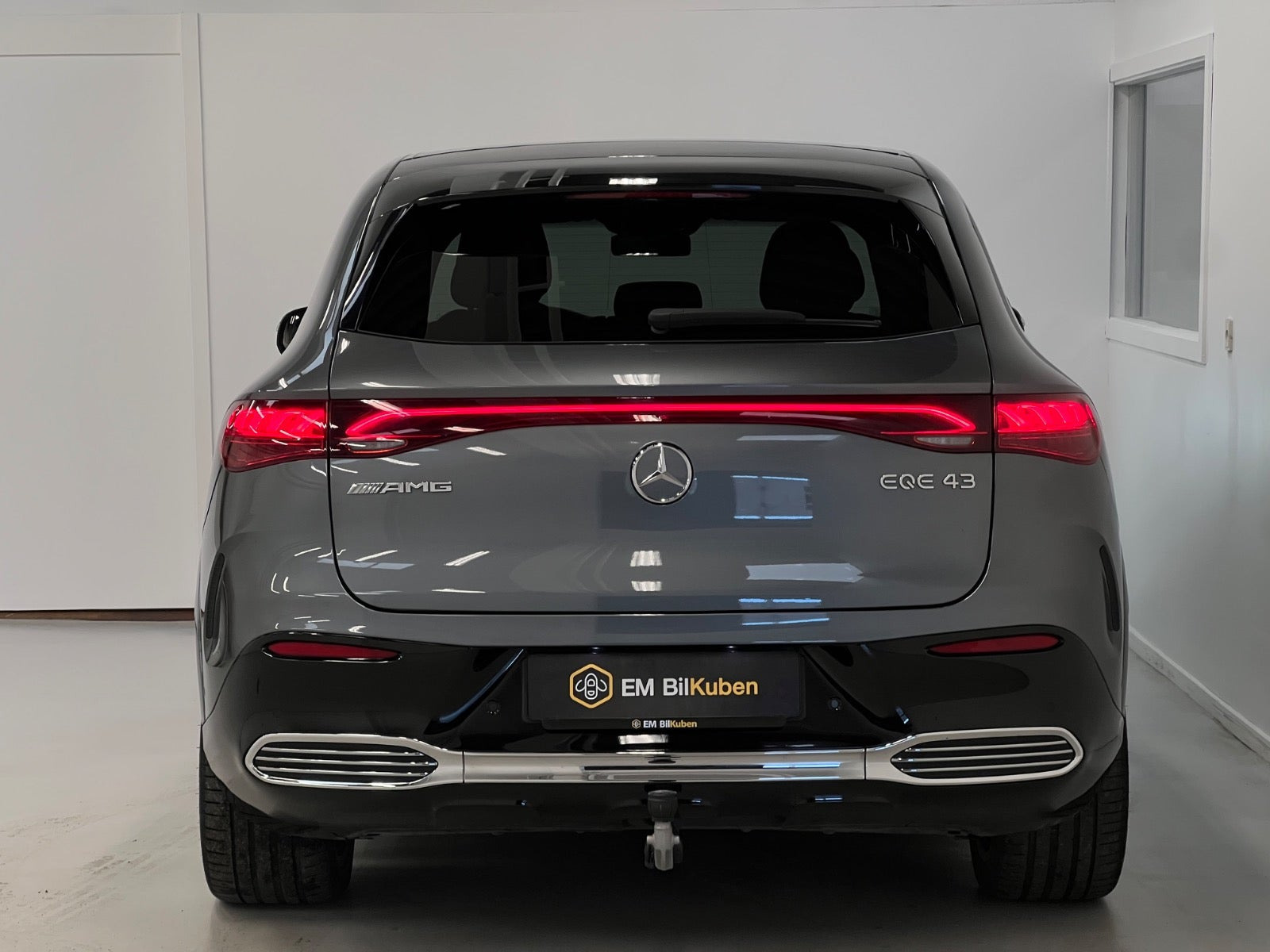 Rød Mercedes EQE43 SUV fra 2024