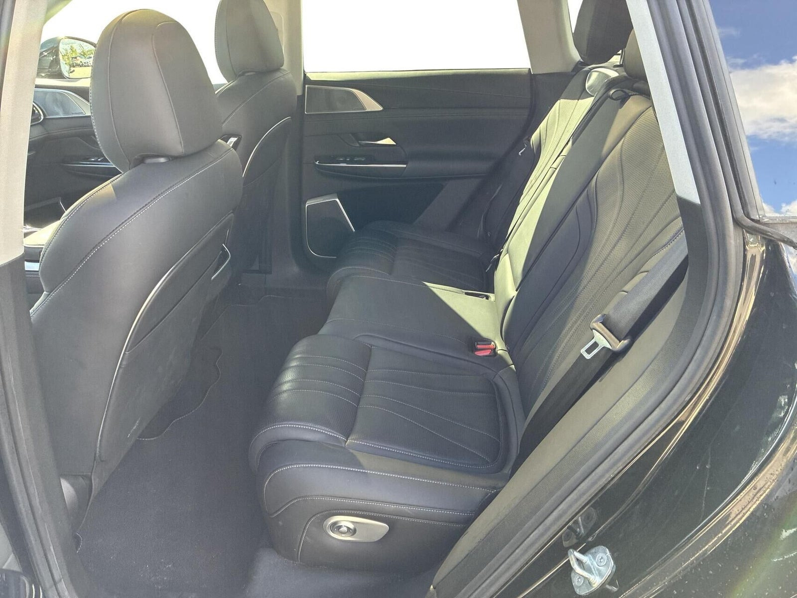 Beige Xpeng G9 fra 2023