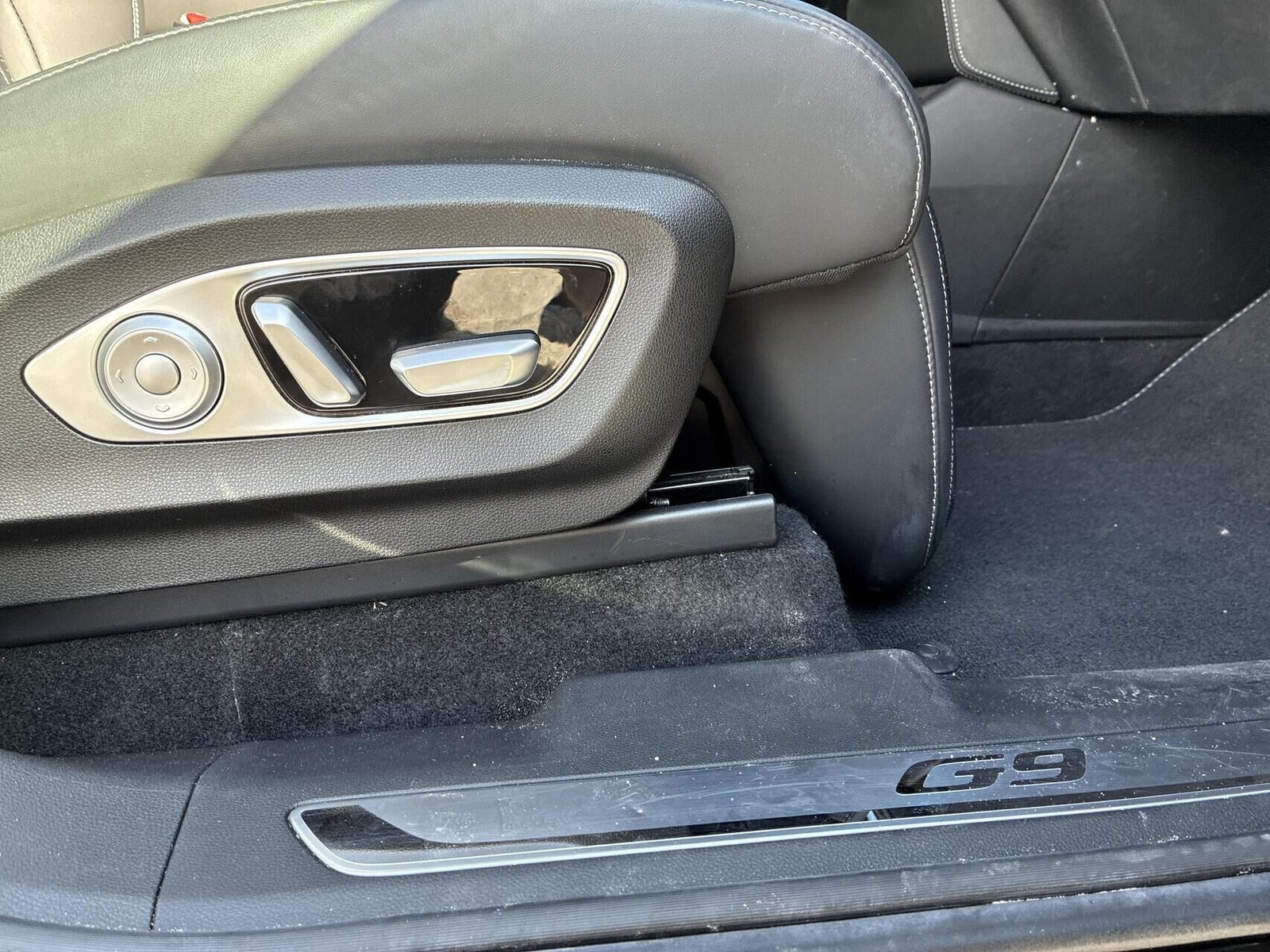 Beige Xpeng G9 fra 2023