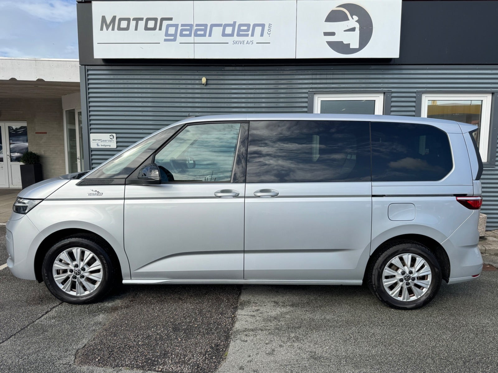 Sølv VW Multivan fra 2024
