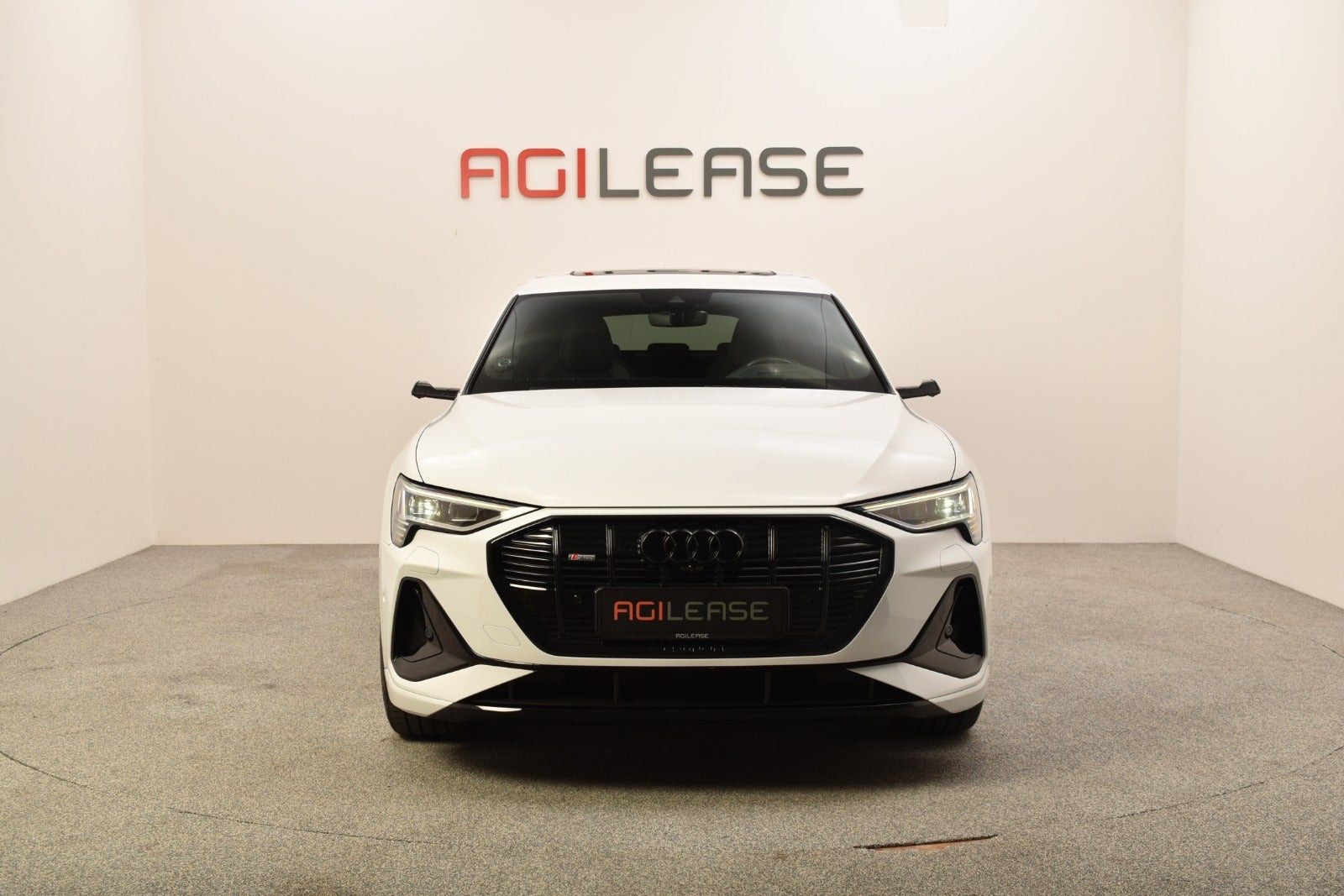 Hvid Audi e-tron fra 2020