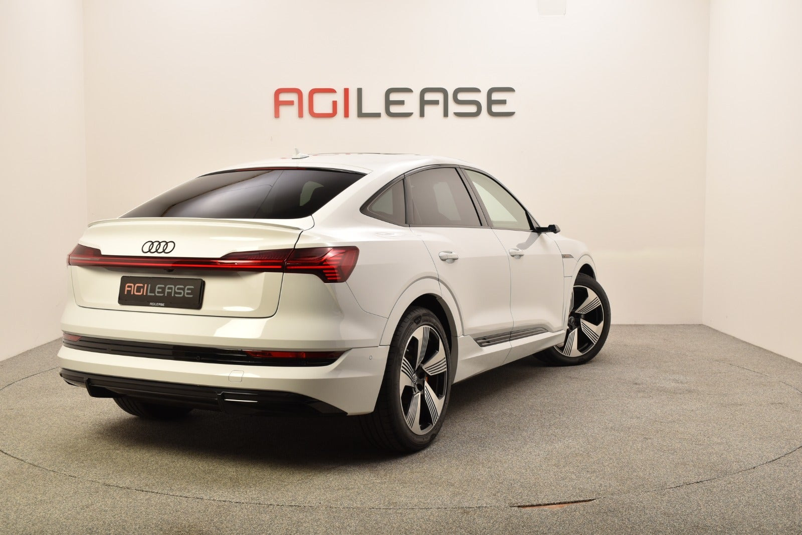 Hvid Audi e-tron fra 2020