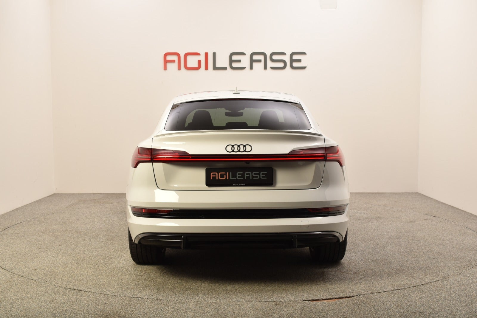 Hvid Audi e-tron fra 2020