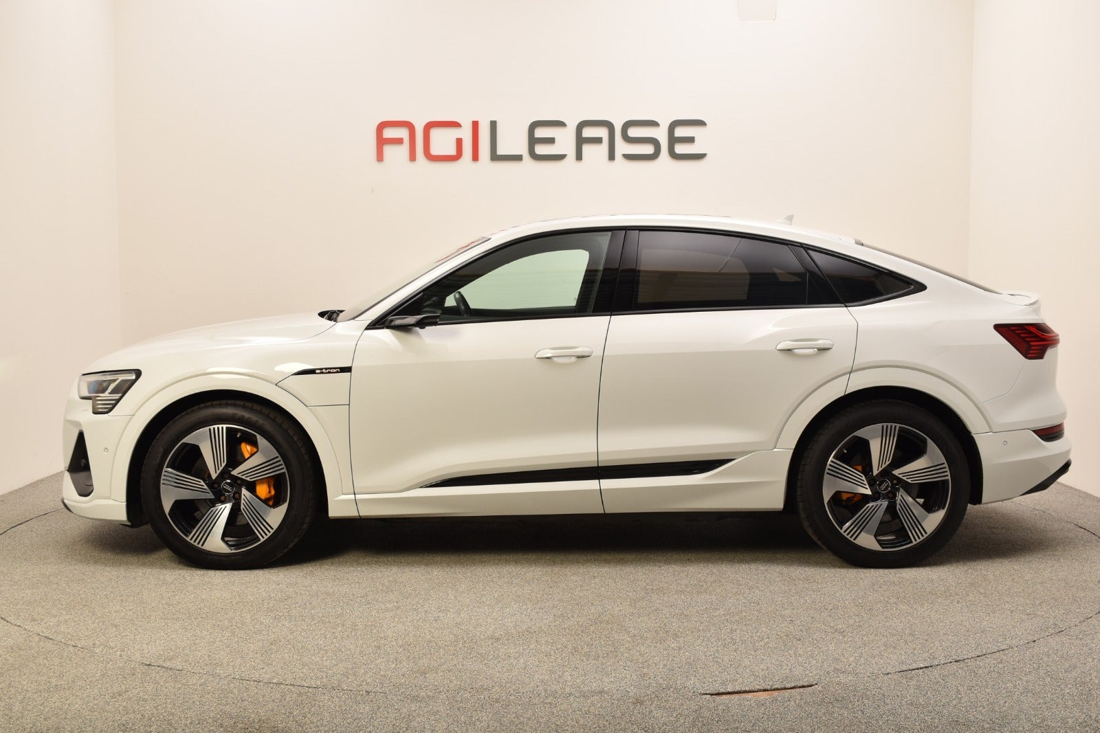 Hvid Audi e-tron fra 2020