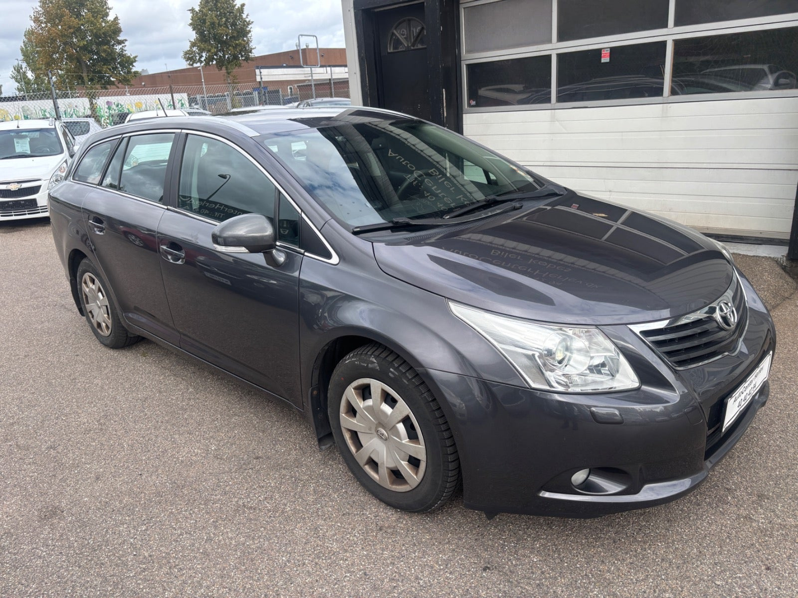 Grå Toyota Avensis fra 2010