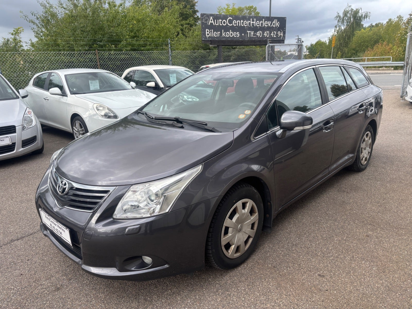 Grå Toyota Avensis fra 2010