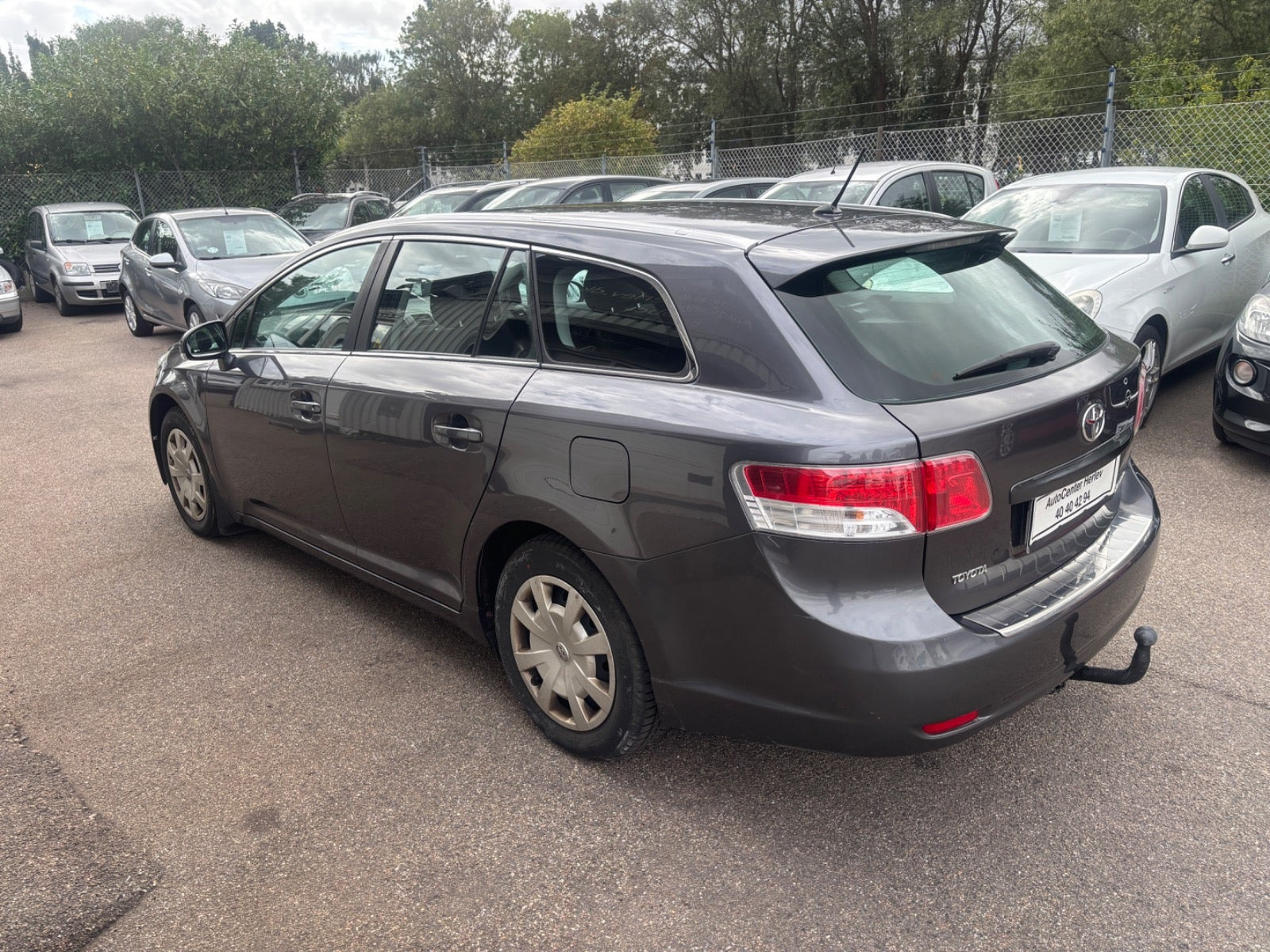 Grå Toyota Avensis fra 2010