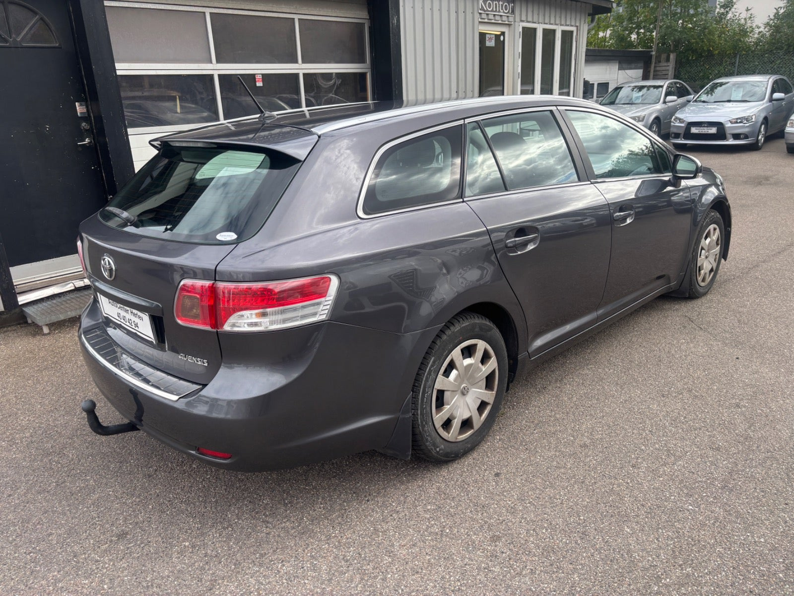 Grå Toyota Avensis fra 2010