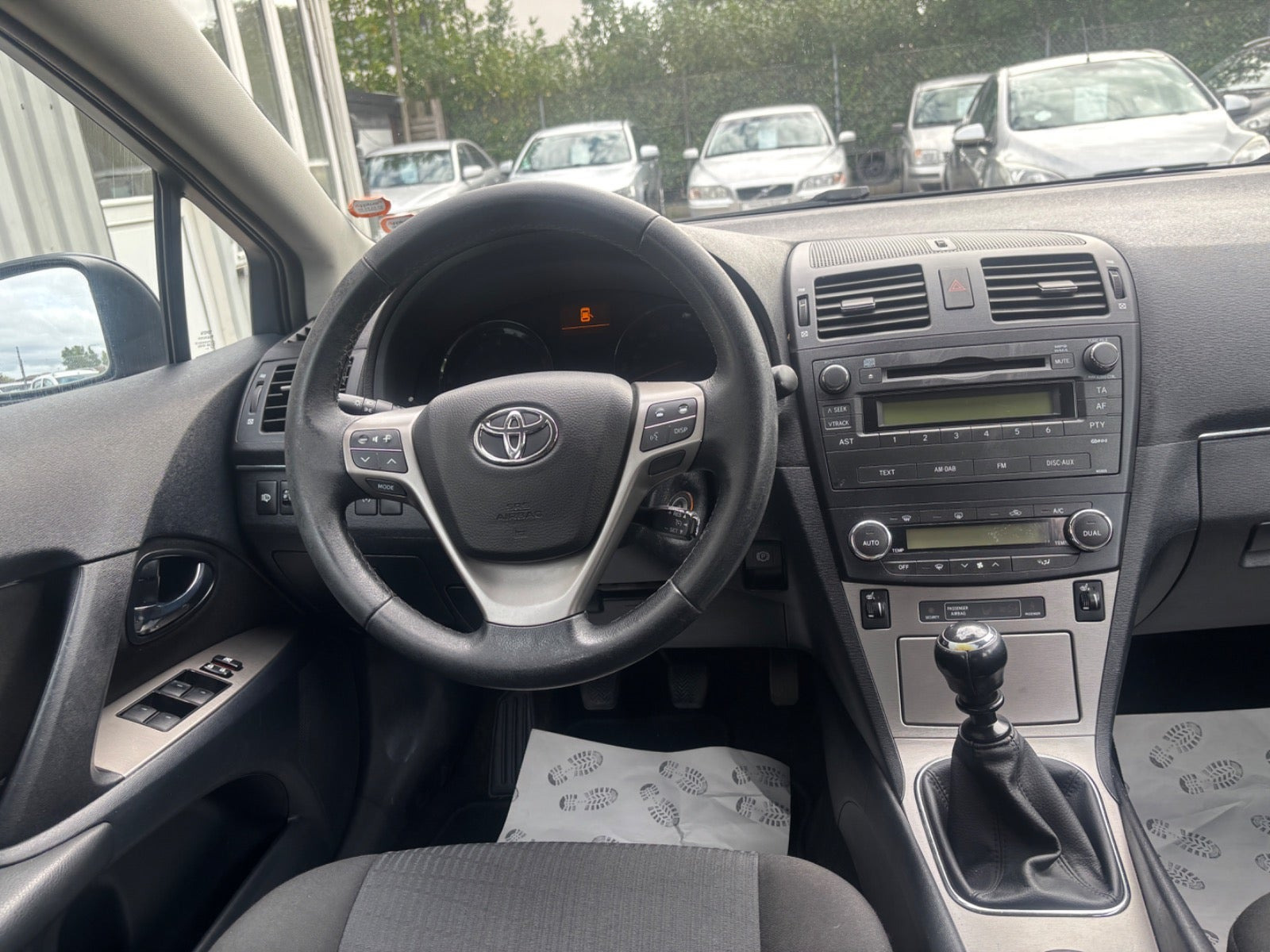 Grå Toyota Avensis fra 2010