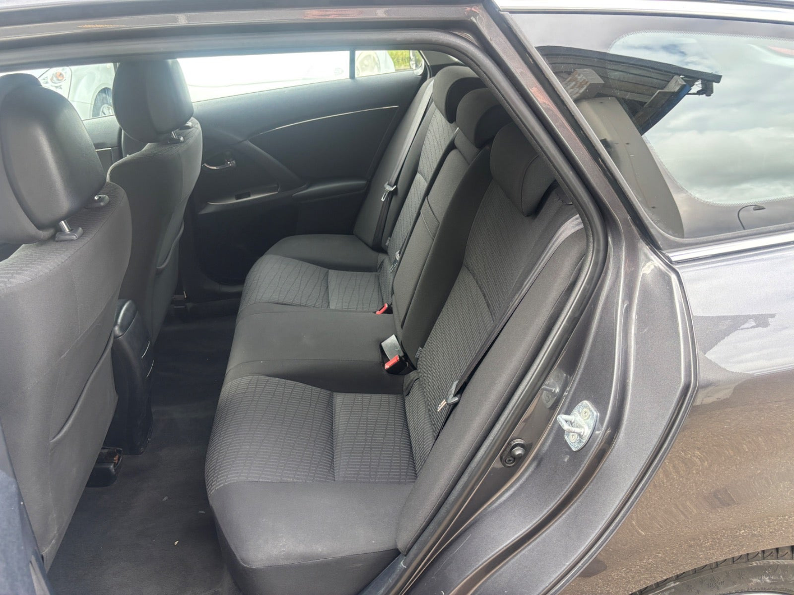 Grå Toyota Avensis fra 2010