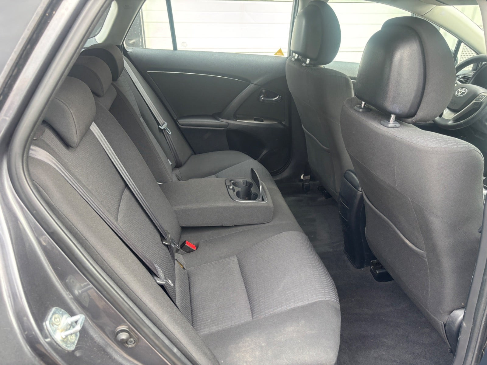 Grå Toyota Avensis fra 2010