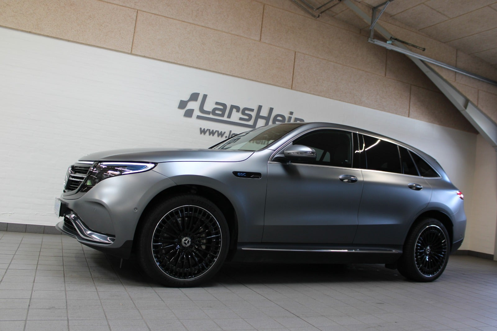 Grå Mercedes EQC400 fra 2023