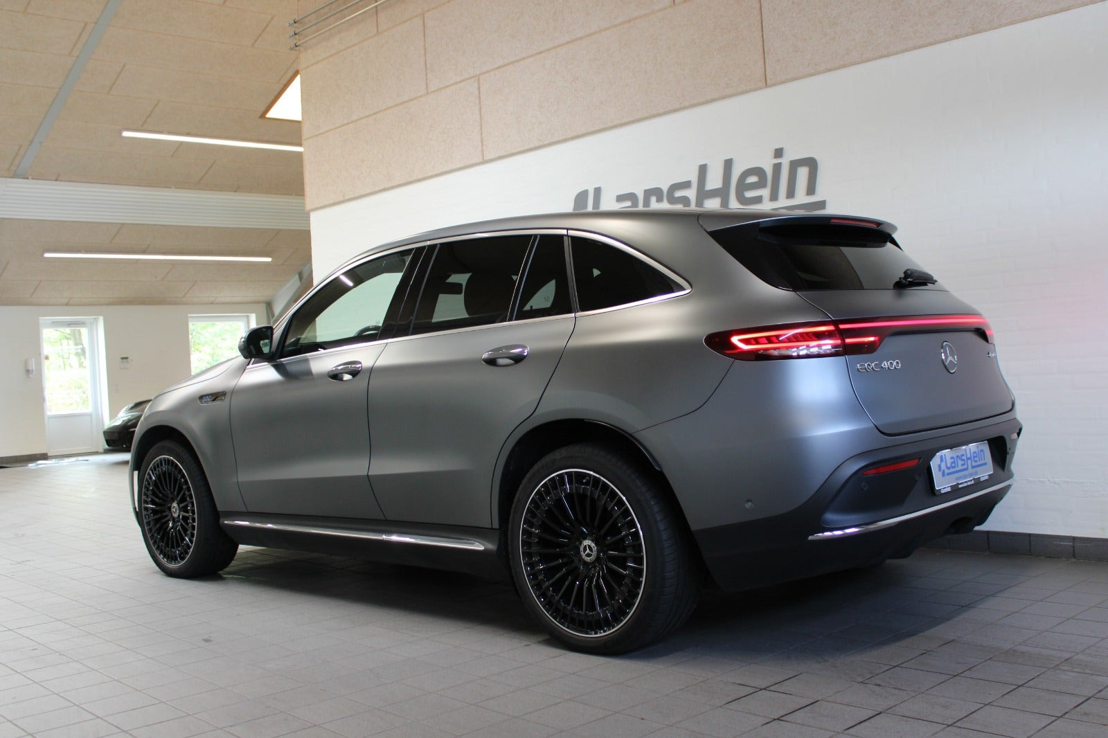 Grå Mercedes EQC400 fra 2023