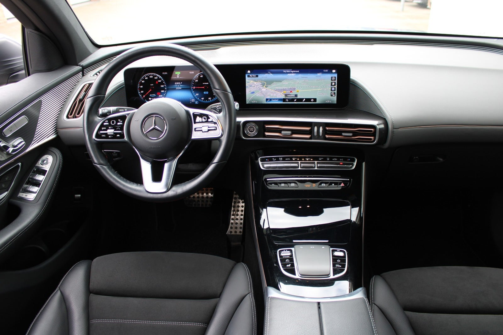 Grå Mercedes EQC400 fra 2023