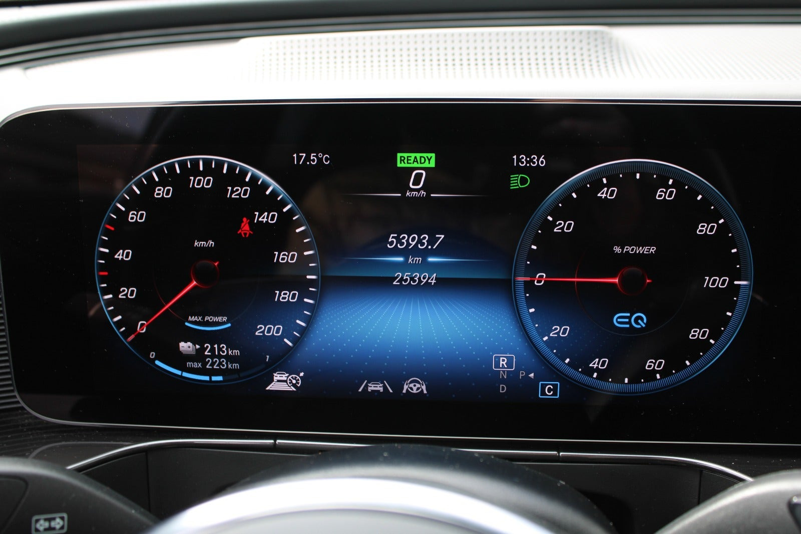 Grå Mercedes EQC400 fra 2023