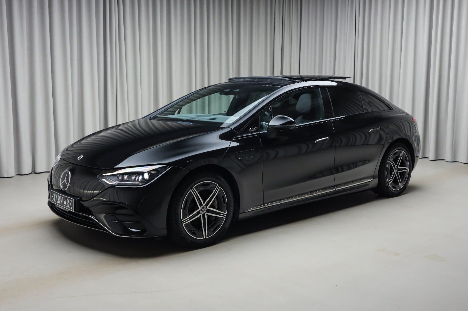 Sort Mercedes EQE350 fra 2023