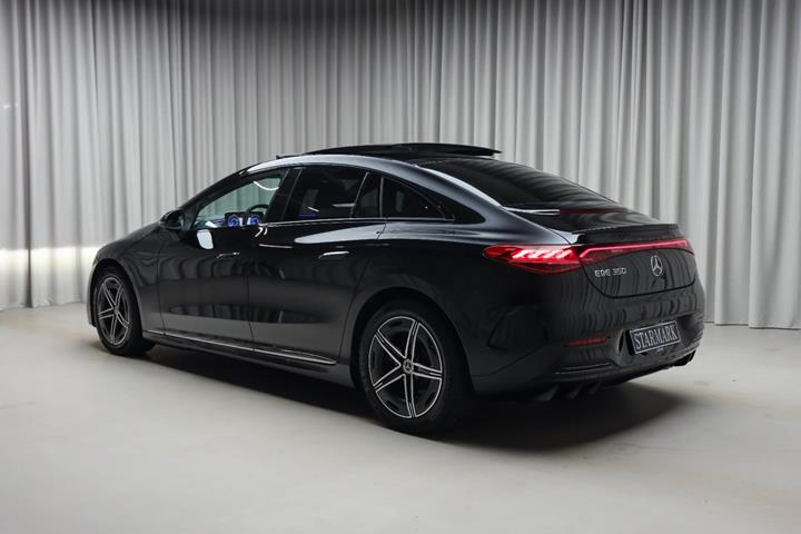 Sort Mercedes EQE350 fra 2023