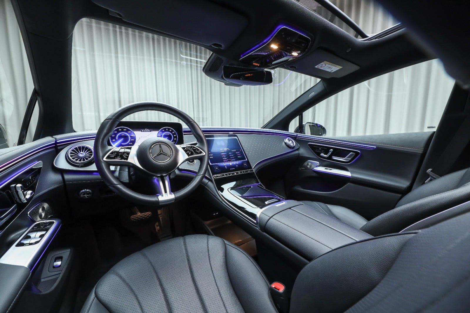 Sort Mercedes EQE350 fra 2023