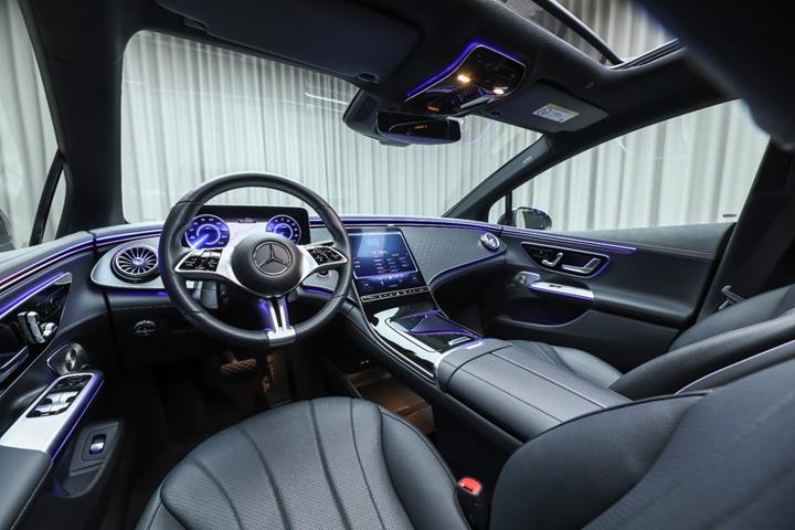 Sort Mercedes EQE350 fra 2023