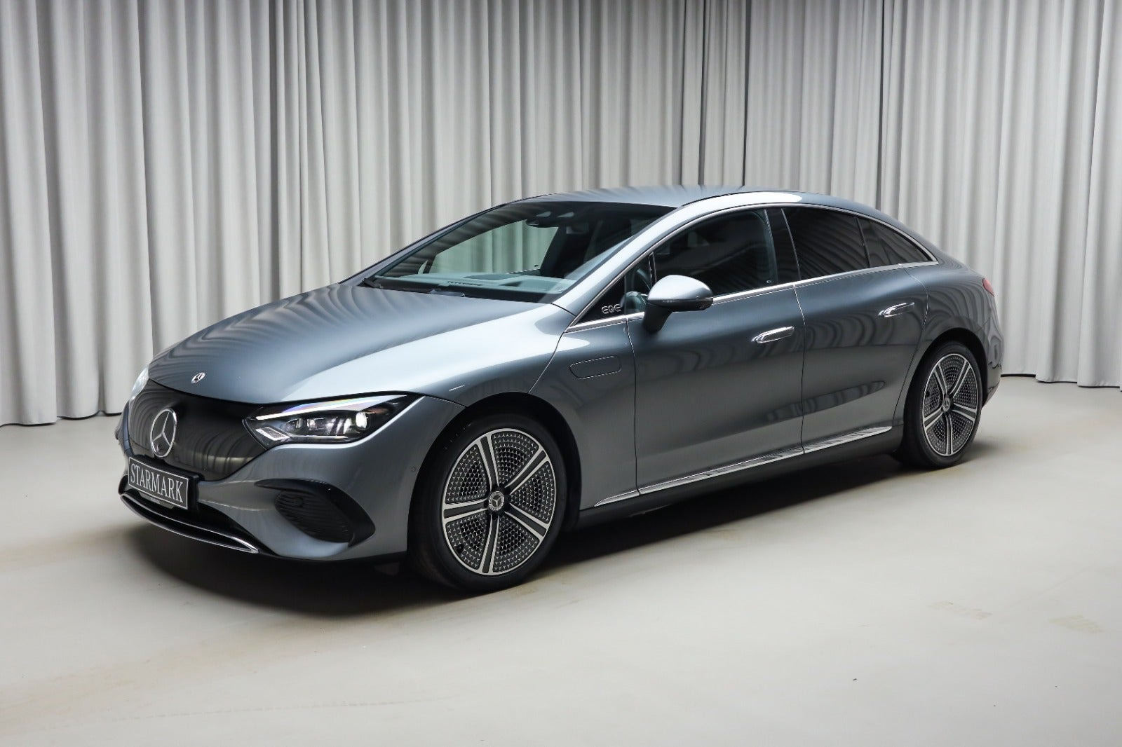 Grå Mercedes EQE350 fra 2023