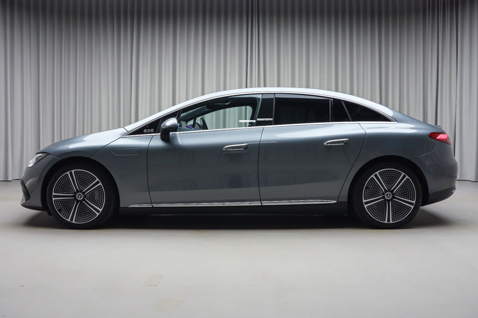 Grå Mercedes EQE350 fra 2023