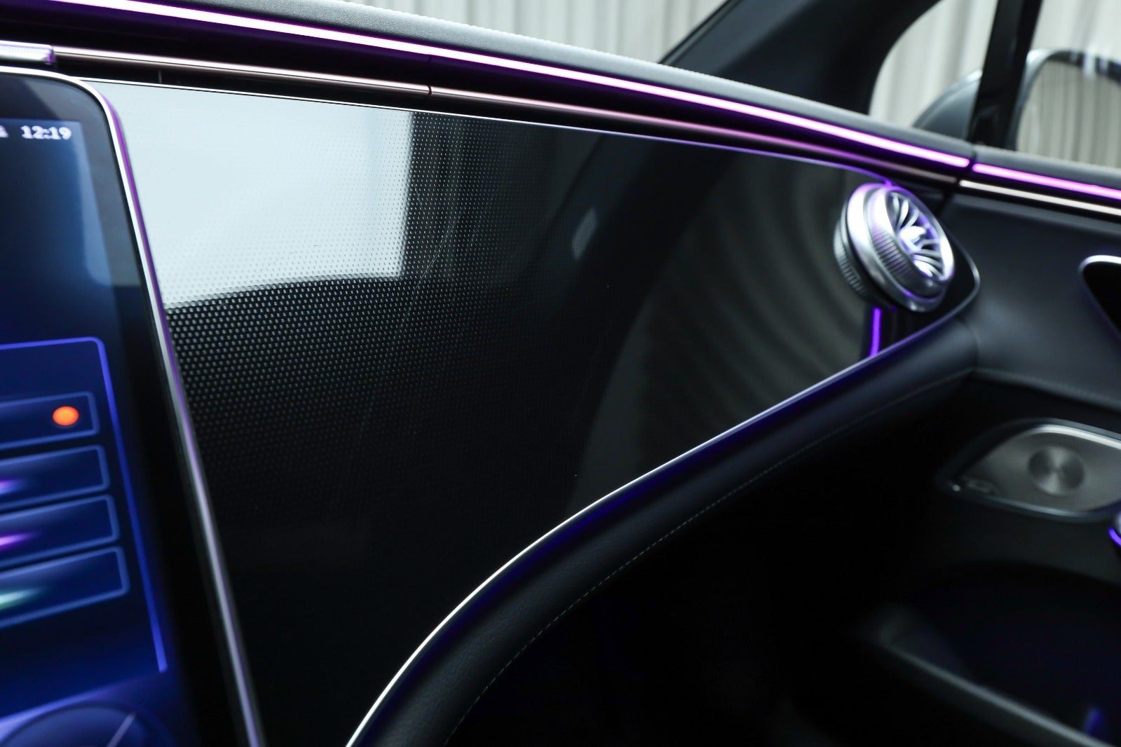 Grå Mercedes EQE350 fra 2023