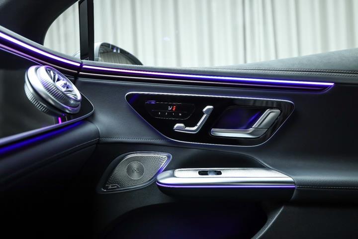 Grå Mercedes EQE350 fra 2023
