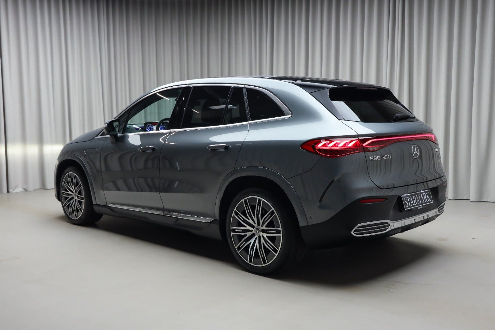 Grå Mercedes EQE350 SUV fra 2025