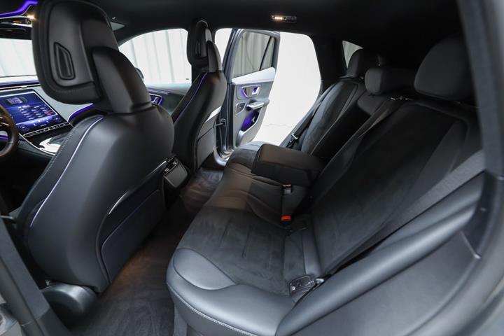 Grå Mercedes EQE350 SUV fra 2025