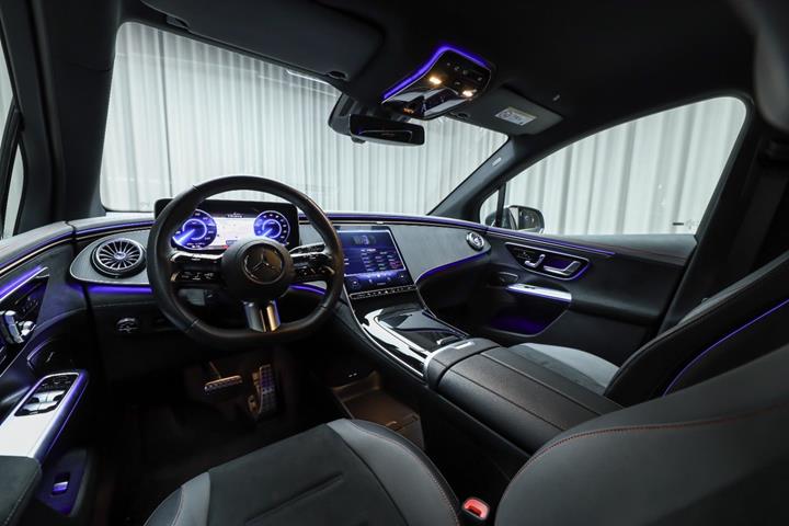 Grå Mercedes EQE350 SUV fra 2025
