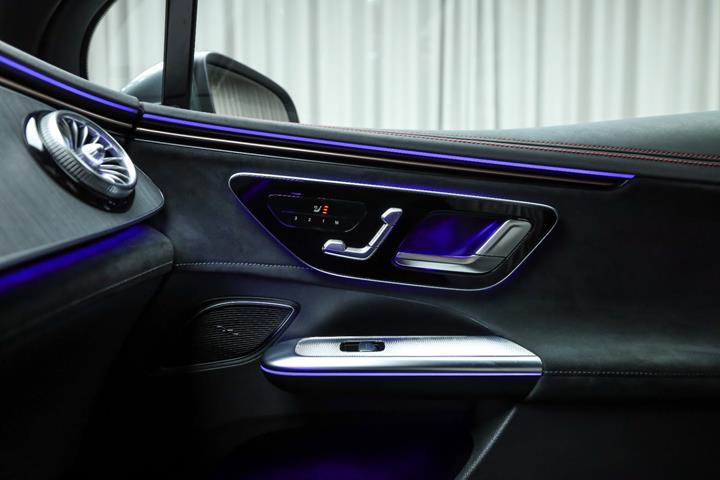 Grå Mercedes EQE350 SUV fra 2025