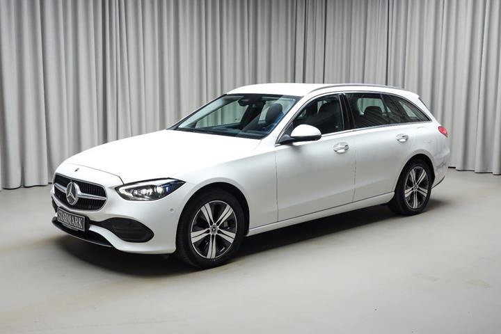 Hvid Mercedes C300 e fra 2022 set udefra