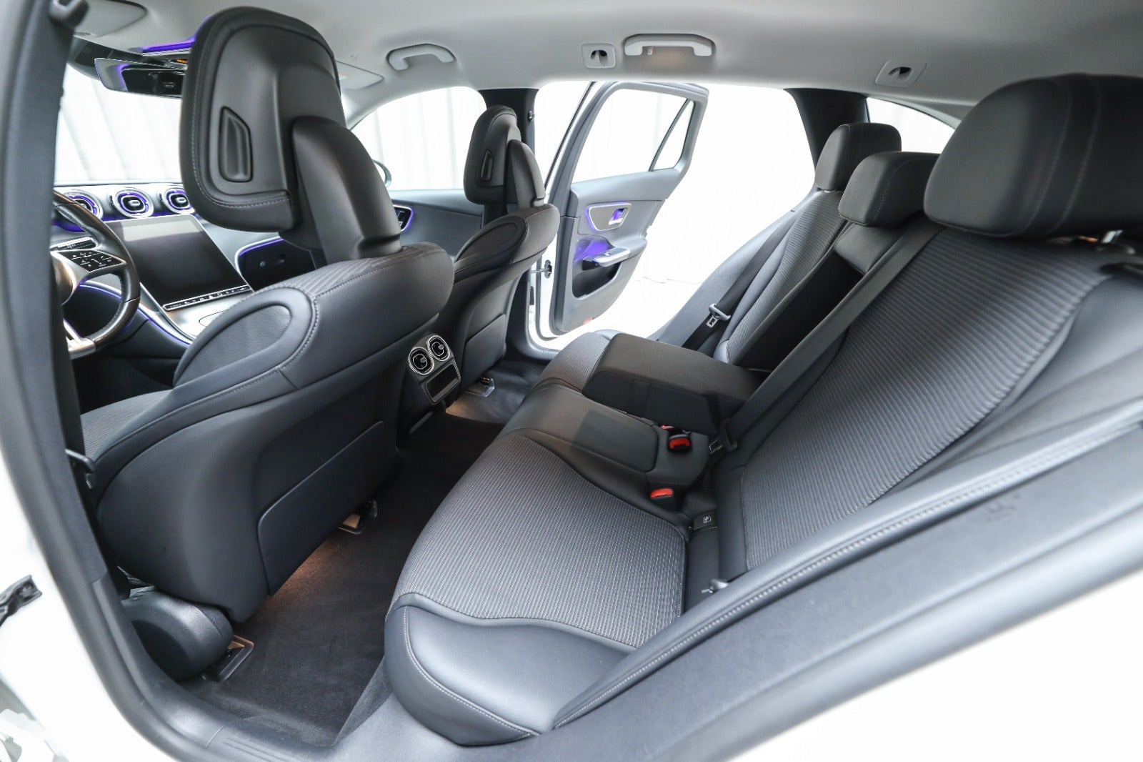 Hvid Mercedes C300 e fra 2022