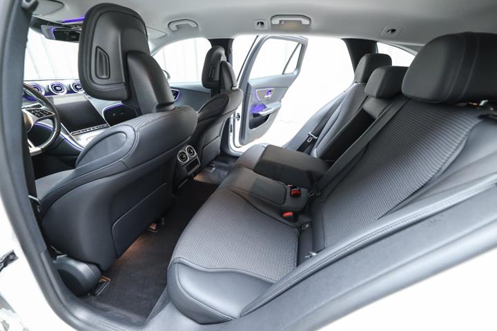 Hvid Mercedes C300 e fra 2022