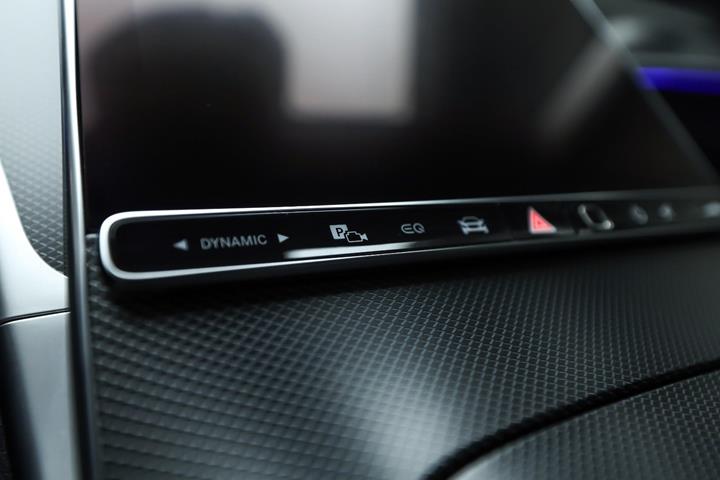 Hvid Mercedes C300 e fra 2022