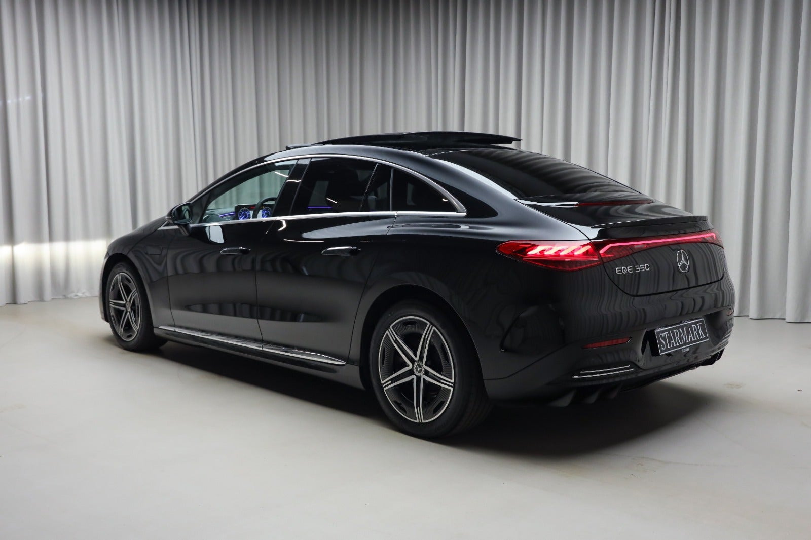 Sort Mercedes EQE350 fra 2024