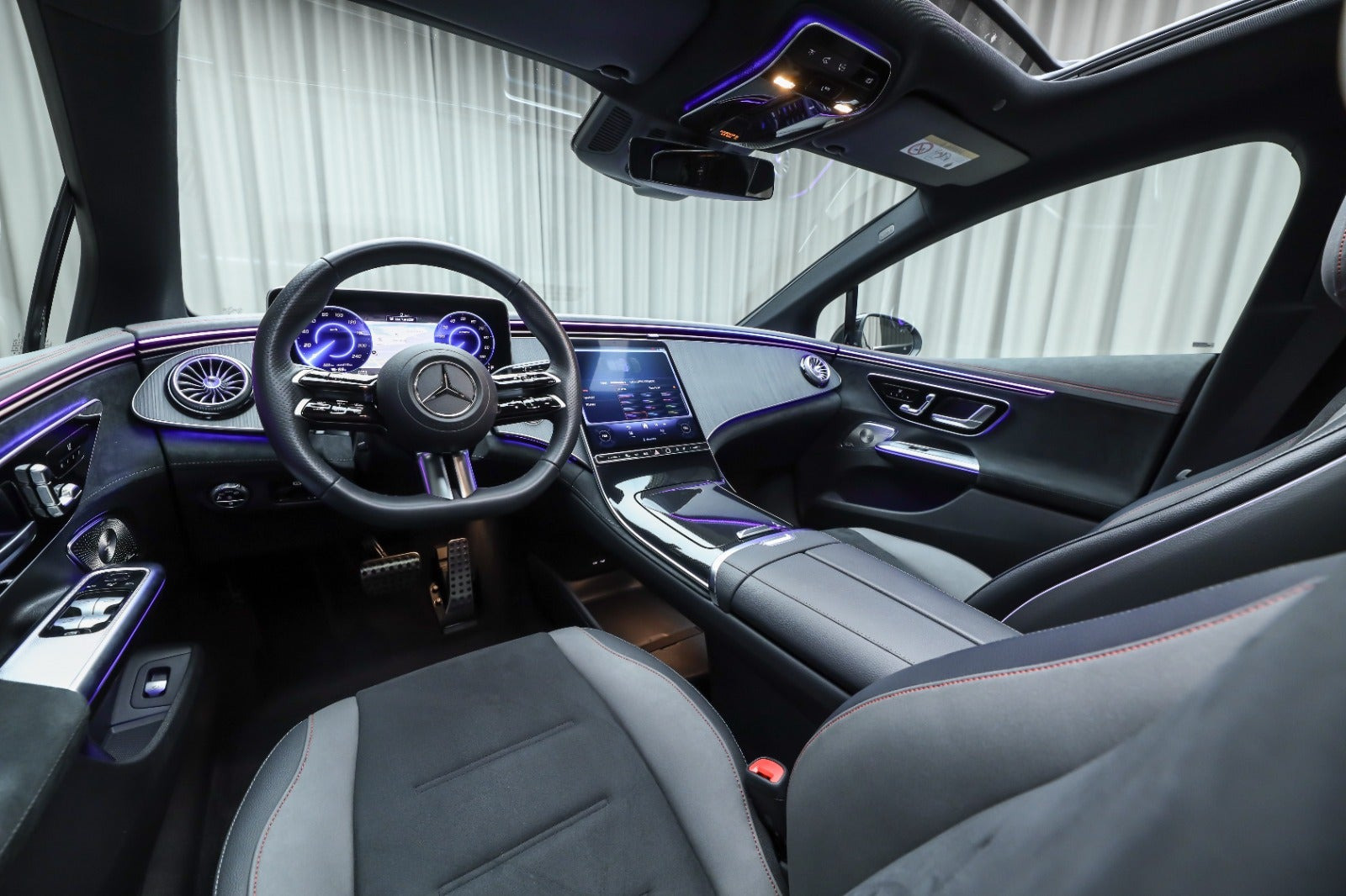 Sort Mercedes EQE350 fra 2024