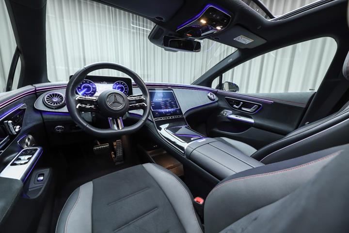 Sort Mercedes EQE350 fra 2024