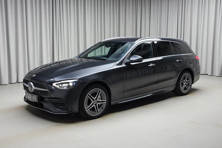Grå Mercedes C300 e fra 2022 set udefra
