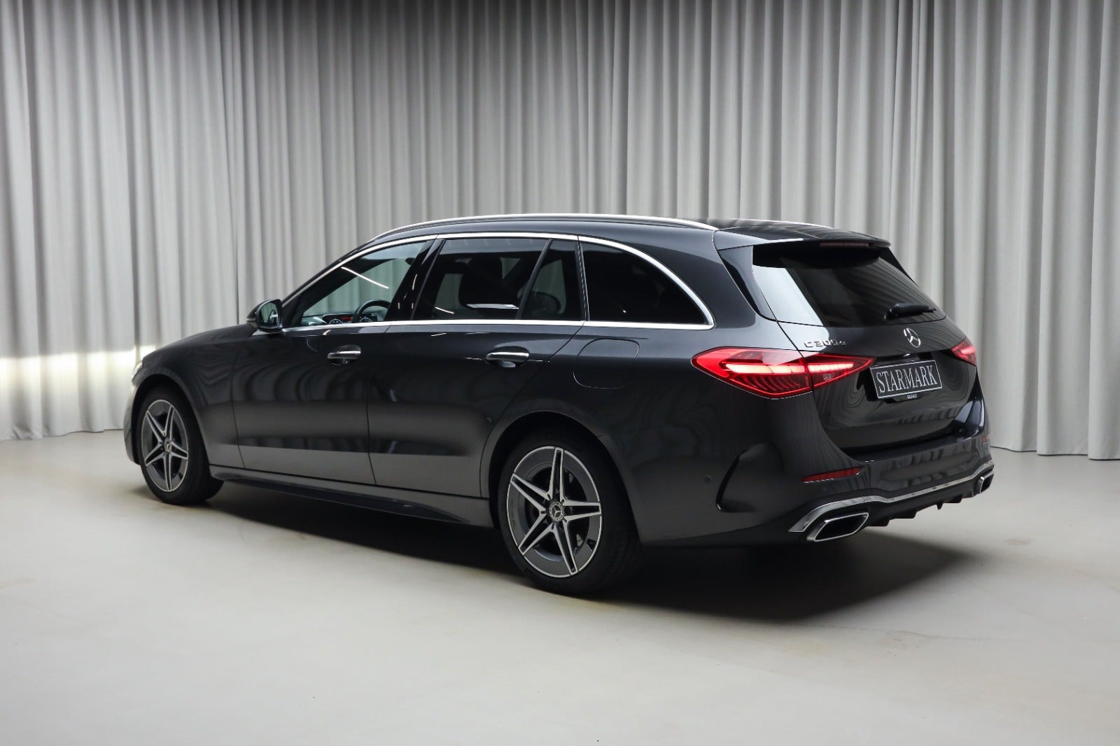 Grå Mercedes C300 e fra 2022