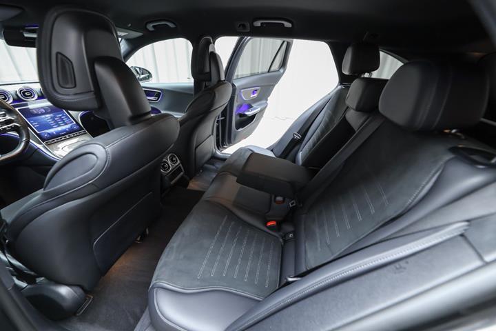 Grå Mercedes C300 e fra 2022