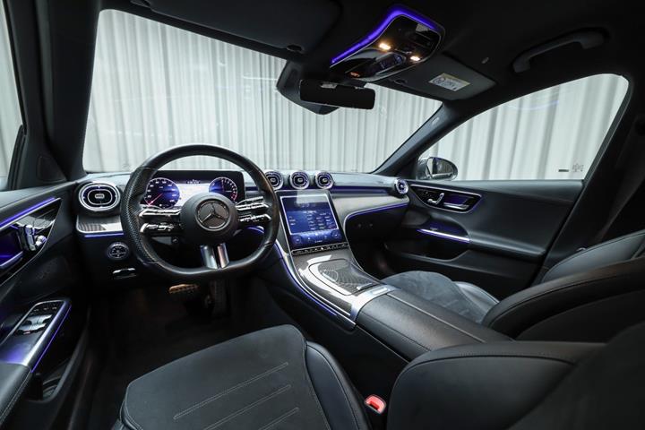 Grå Mercedes C300 e fra 2022