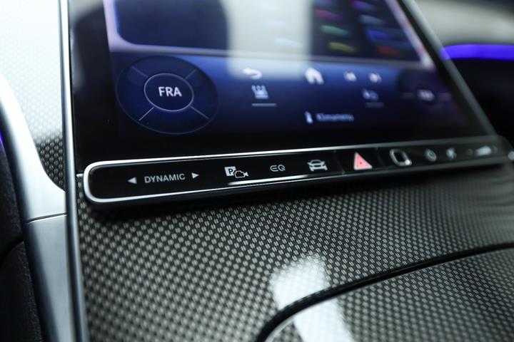 Grå Mercedes C300 e fra 2022