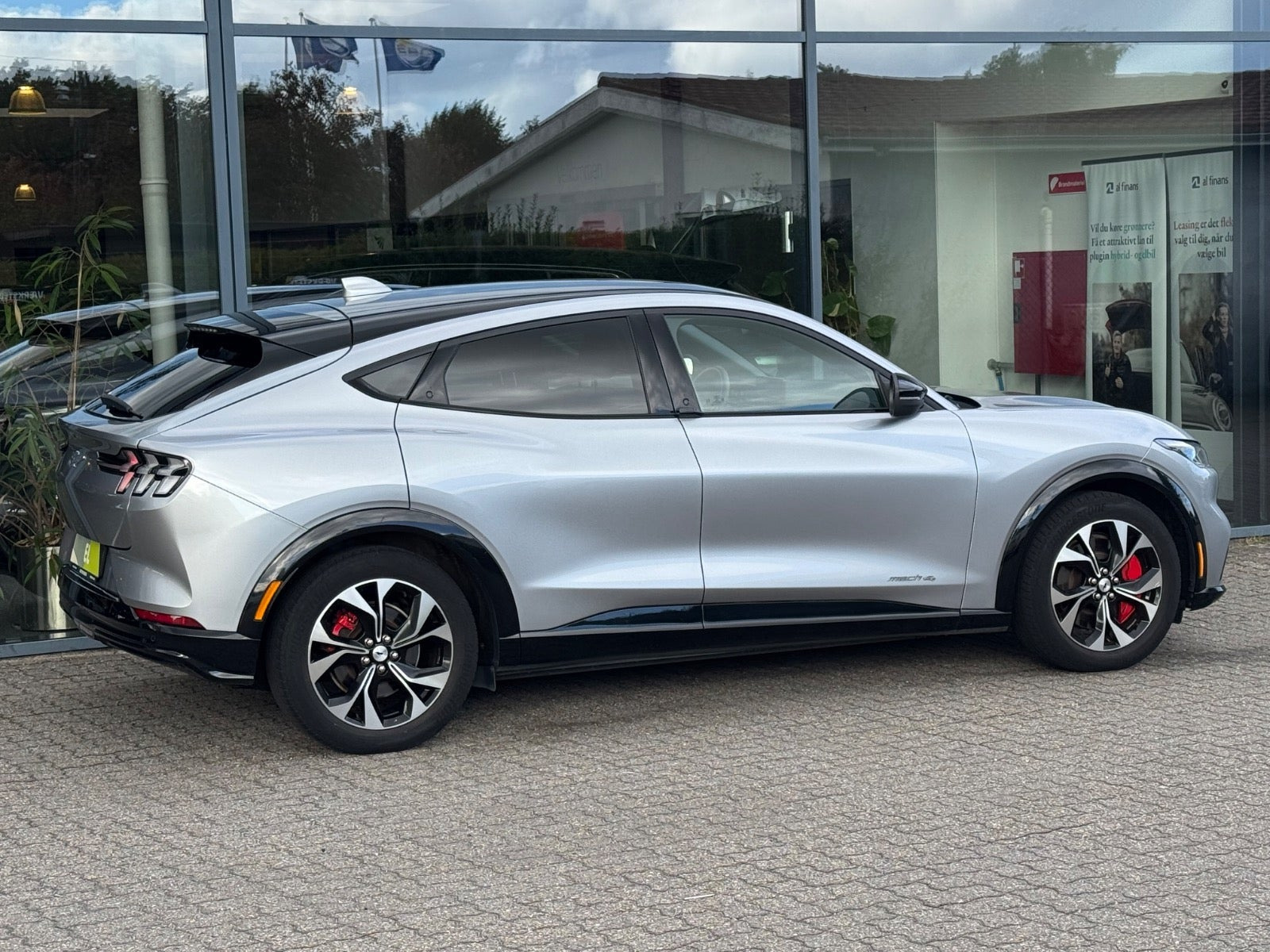 Sølv Ford Mustang Mach-E fra 2022