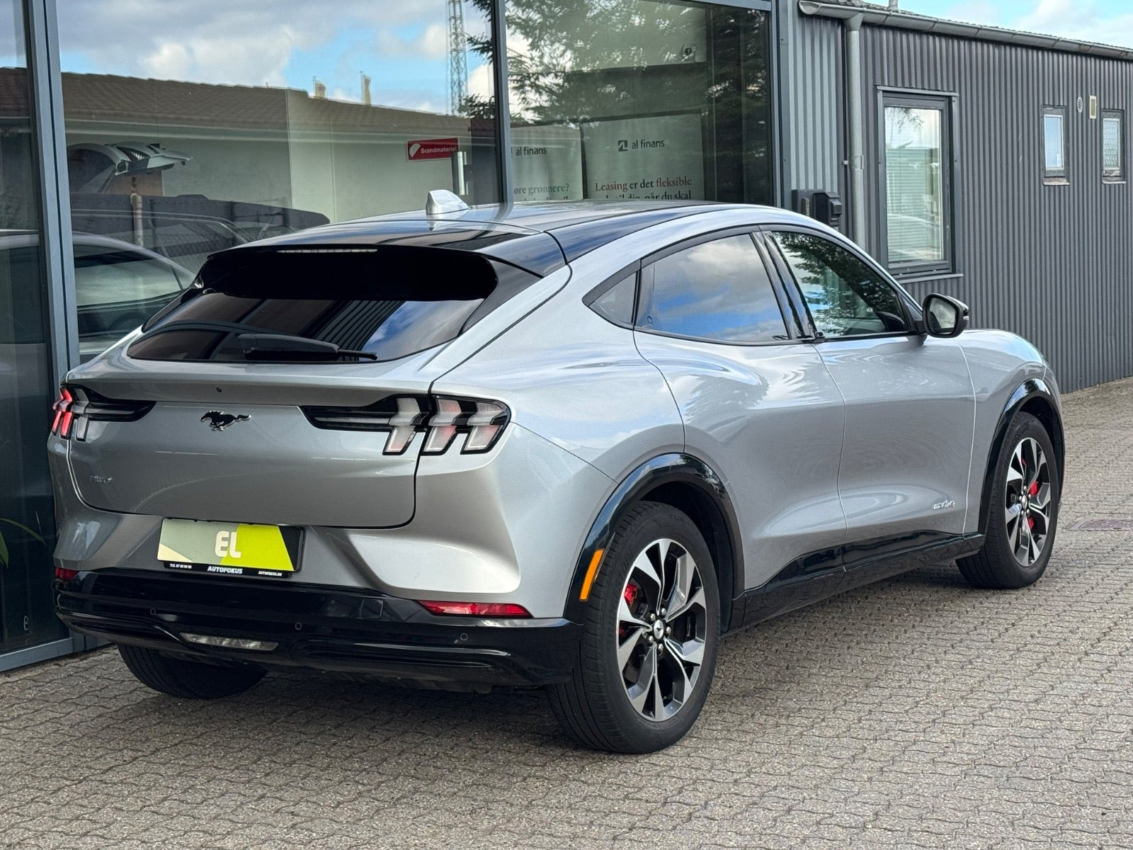 Sølv Ford Mustang Mach-E fra 2022