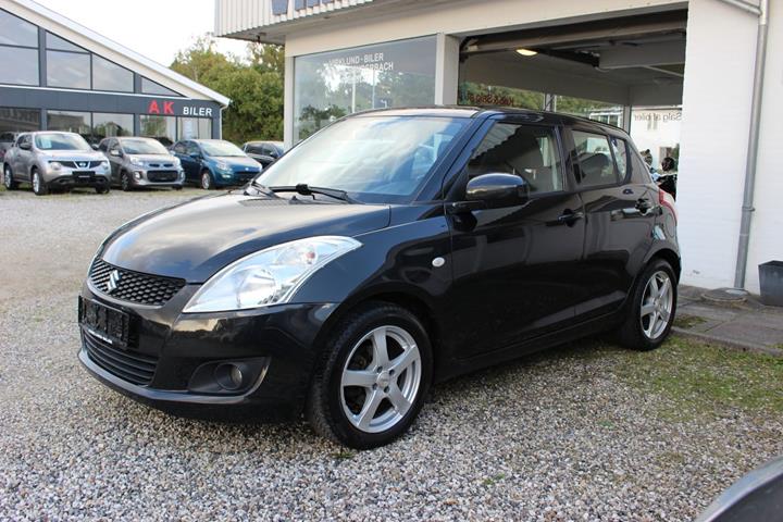Sort Suzuki Swift fra 2012 set udefra