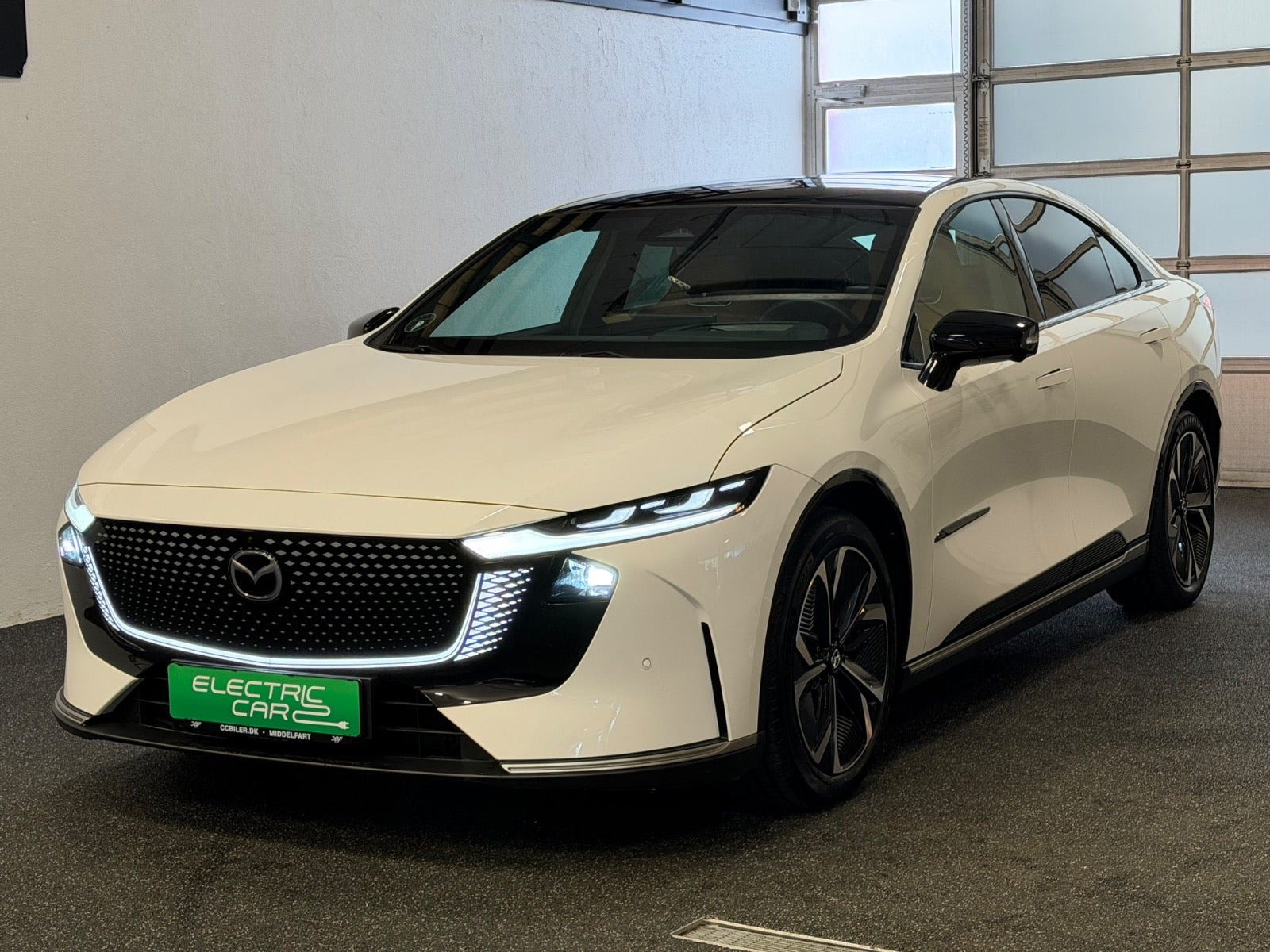 Hvid Mazda 6e fra 2026