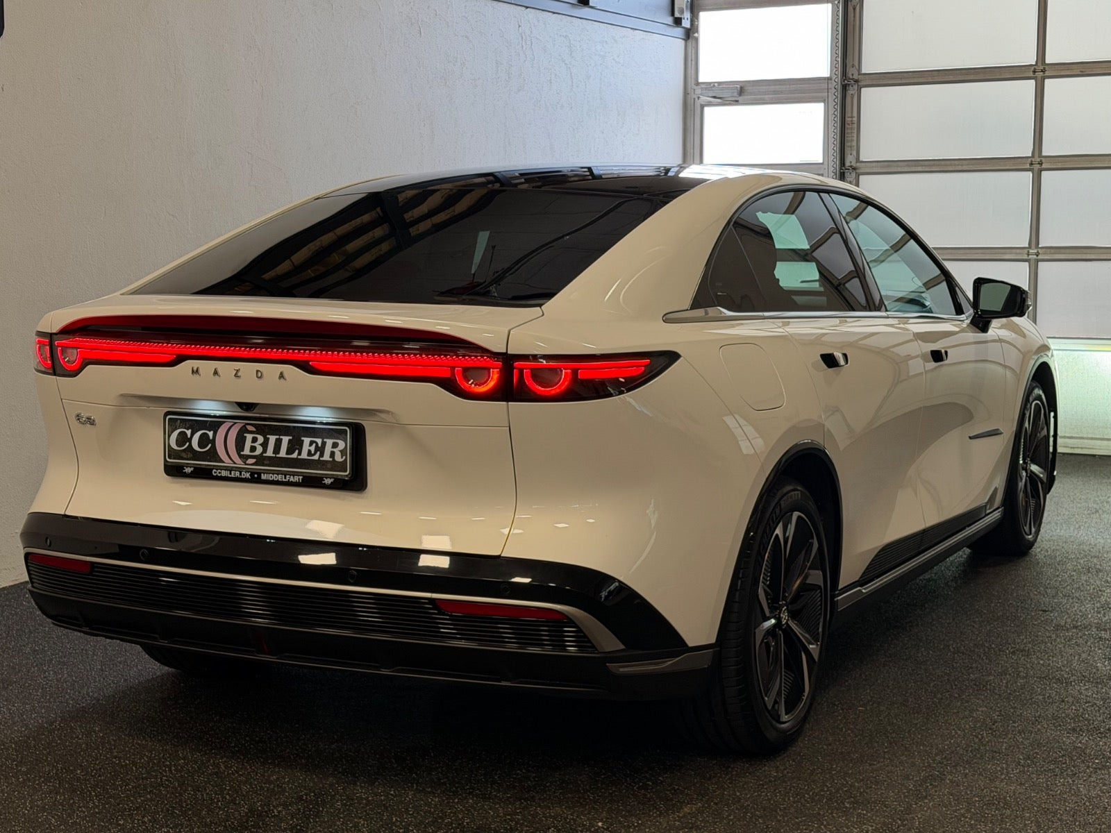 Hvid Mazda 6e fra 2026