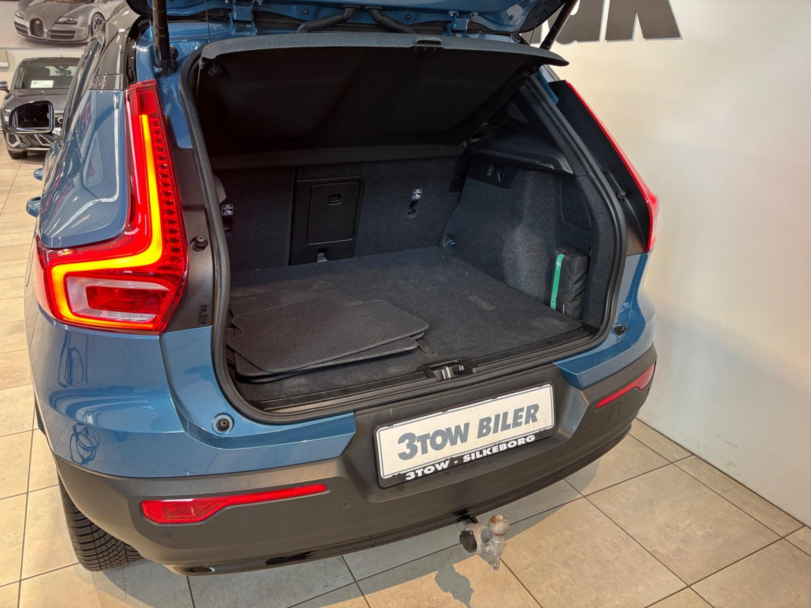 Blå Volvo XC40 fra 2023